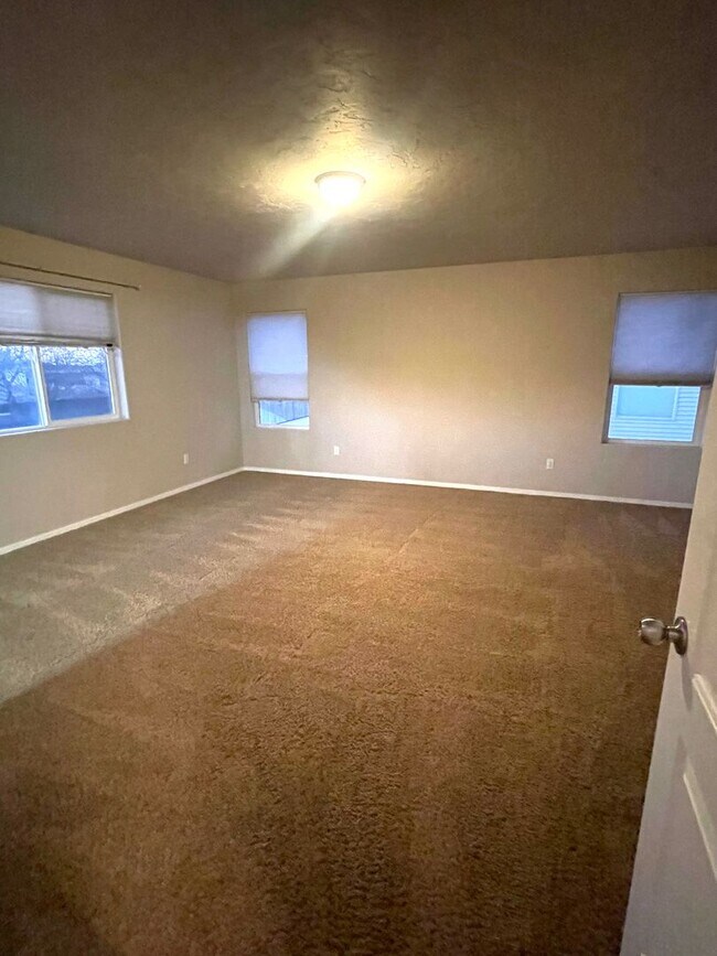 Building Photo - Charming Very Spacious 2-Story Home for Rent in Pasco, WA – Ideal Location Off Road 68!