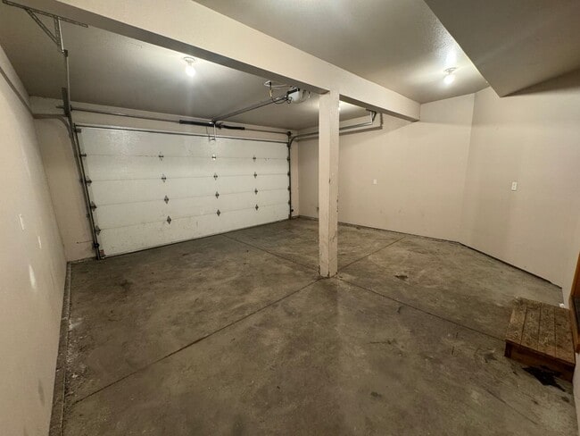 Building Photo - BONUS RENT SPECIAL! Spacious 4 Bed, 2.5 Bath Home!