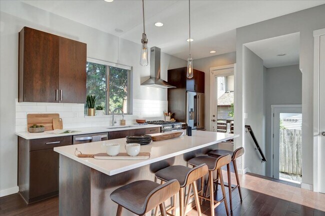 Building Photo - $500 off first month's rent! Spacious, light-filled 4-bdrm/3.5-bath home w/ roof deck