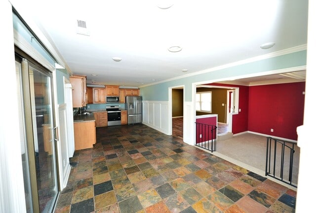 Building Photo - Nice Brick Ranch with Large yard!