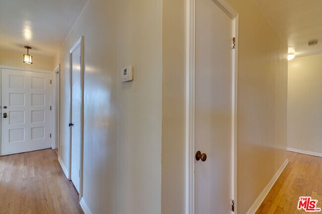 Building Photo - 214 Bellino Dr