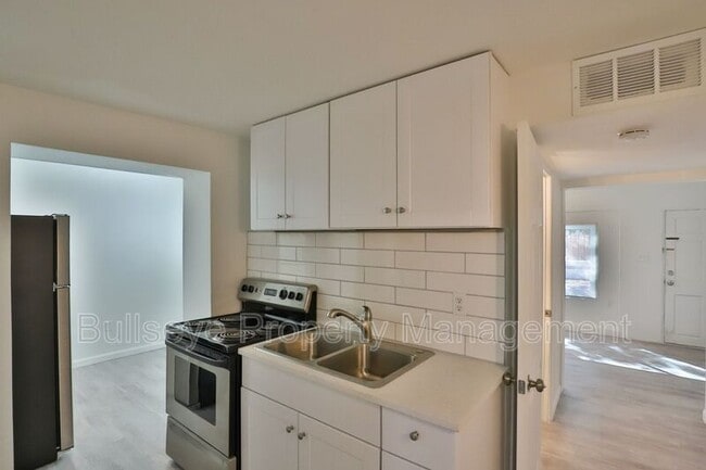 Building Photo - 102 E Hatcher Rd