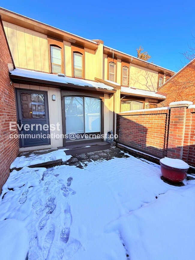 Building Photo - 2 Bed/1.5 Bath Condo with In-Unit Laundry / Vouchers Accepted / Available Now!