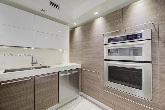 Building Photo - 161 Crandon Blvd