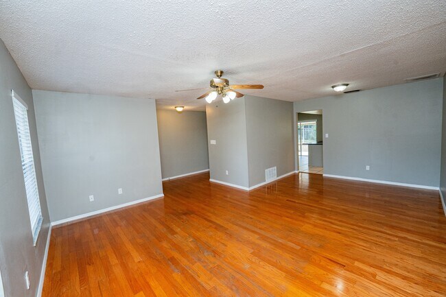 Building Photo - 150 Lady Susan Ct