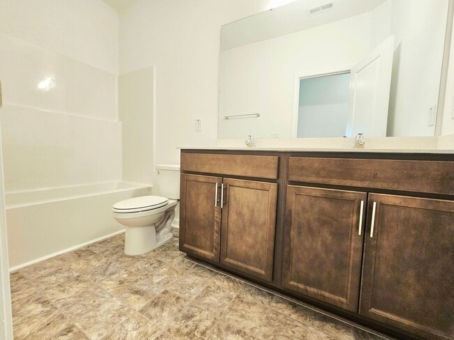 Building Photo - Gated Community with Amenities!