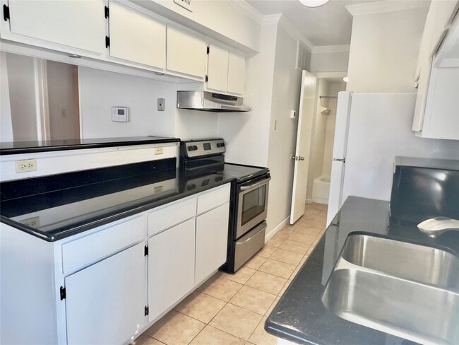 Building Photo - 2750 Holly Hall St