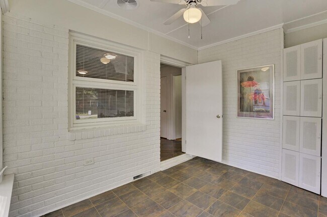 Building Photo - 121 Marshdale Ave SW