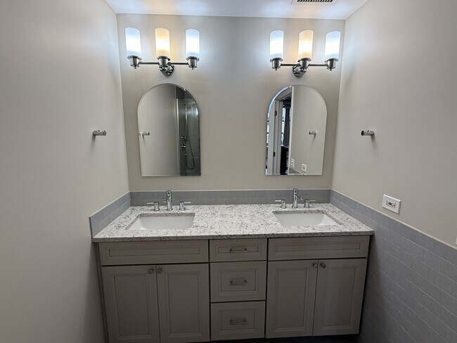 Building Photo - 1301 W Madison St