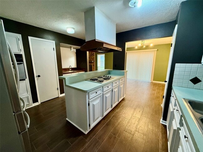 Building Photo - 16002 Havenhurst Dr