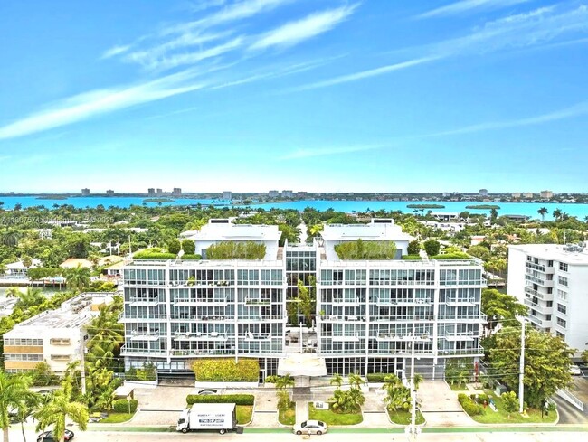 Building Photo - 990 W Bay Harbor Dr