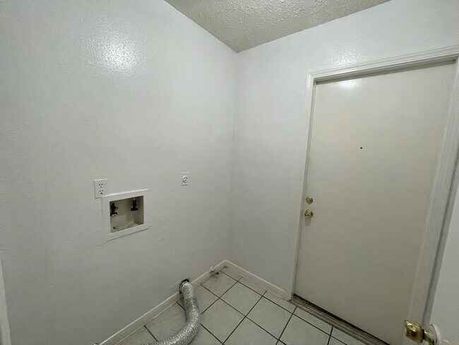 Building Photo - 7431 La Pl Dr