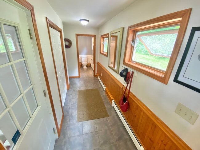 Building Photo - 3 Bedroom Home Colchester Available 8/15th!