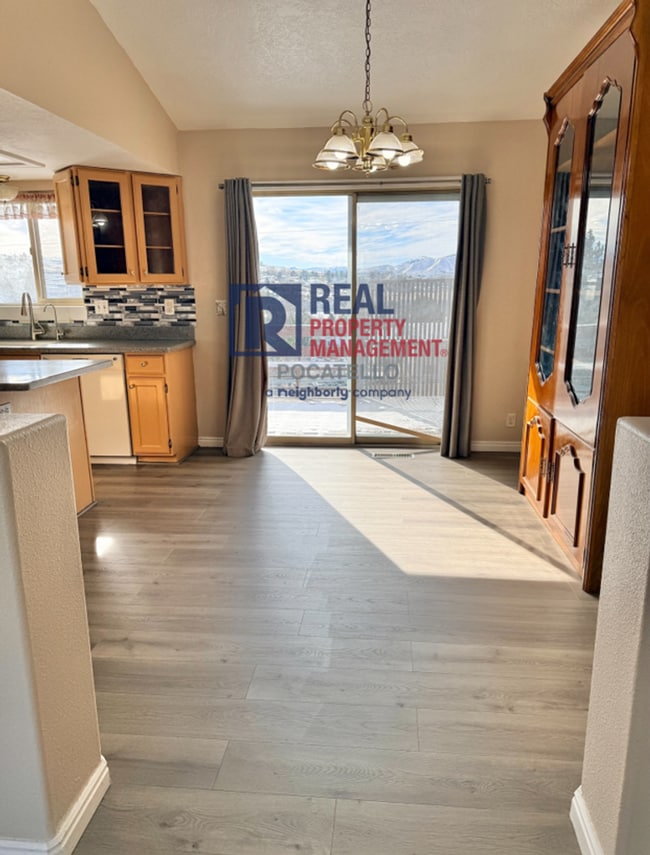 Building Photo - 4 bed 3 bath home - 2 car garage - pet friendly