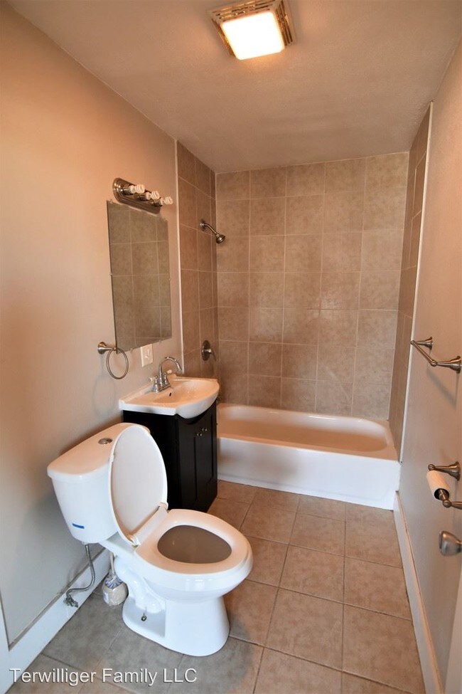 Building Photo - 1 br, 1 bath Apartment - 132 S Main