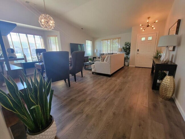 Building Photo - 692 W Springer Dr