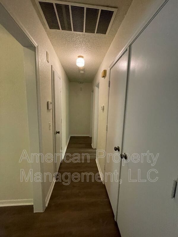 Building Photo - 4405 S Gum Ave