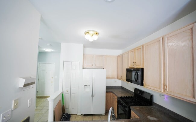 Building Photo - 2441 Oneida Ln