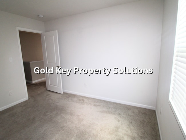Building Photo - 9739 Oak Grove Dr