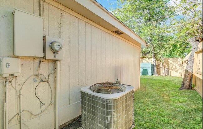 Building Photo - 6115 Briar Glade Dr