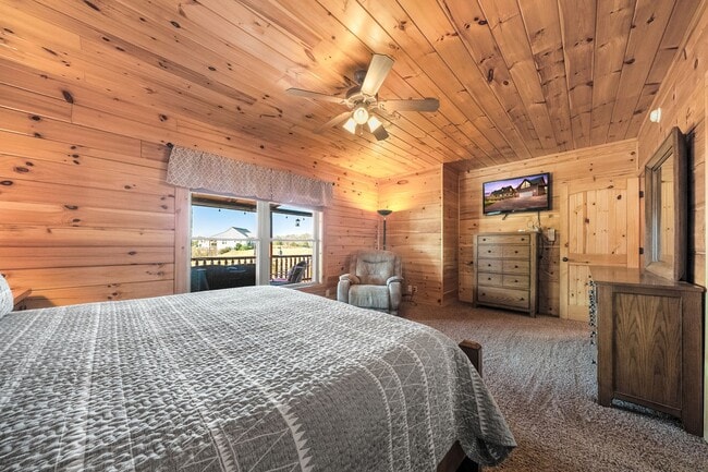 Building Photo - Sevierville 37876 - 3 bedroom, 3.5 Bath, 2486 sq. ft. Cabin and a 672 sq. ft. Studio above garage...