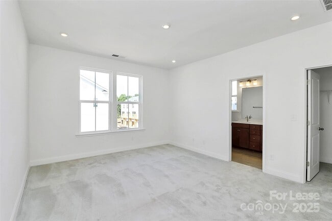Building Photo - 7118 Westrow Ave