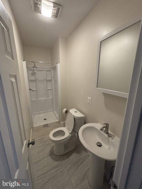 Building Photo - 122 Sharon Ave