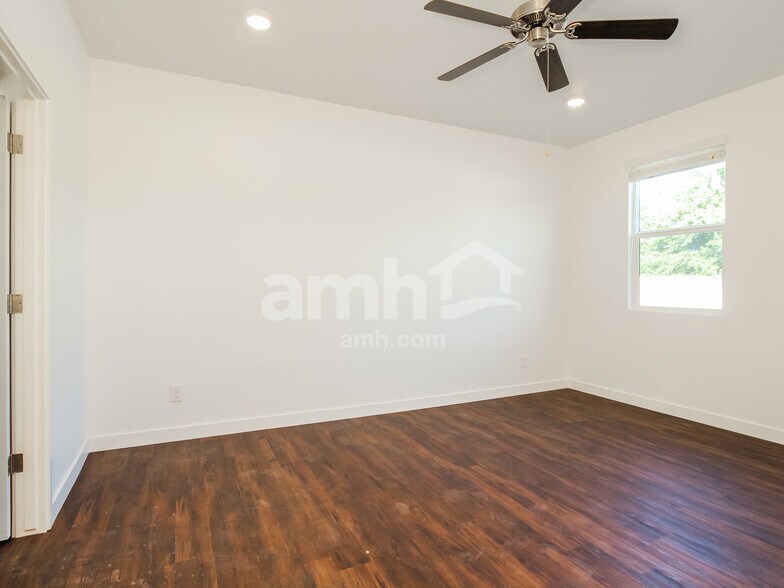 Building Photo - 8220 S 21st Ln