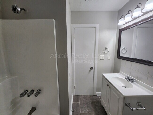 Building Photo - 116 Spring Ct