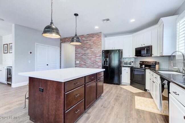 Building Photo - Luxurious 5BR Home in Award-Winning Power ...
