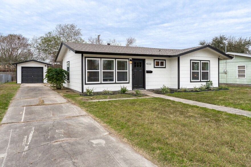 Building Photo - 4222 Sherwood Dr