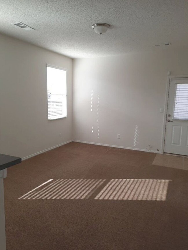 Building Photo - 3 bedroom 2 bathroom home in Rio Rancho! C...
