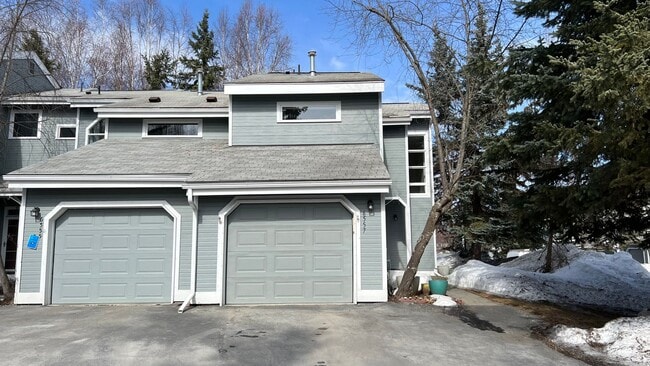 Building Photo - Lovely 2 Bedroom Townhouse Condo W/Garage - Corner Lot - Call Today!