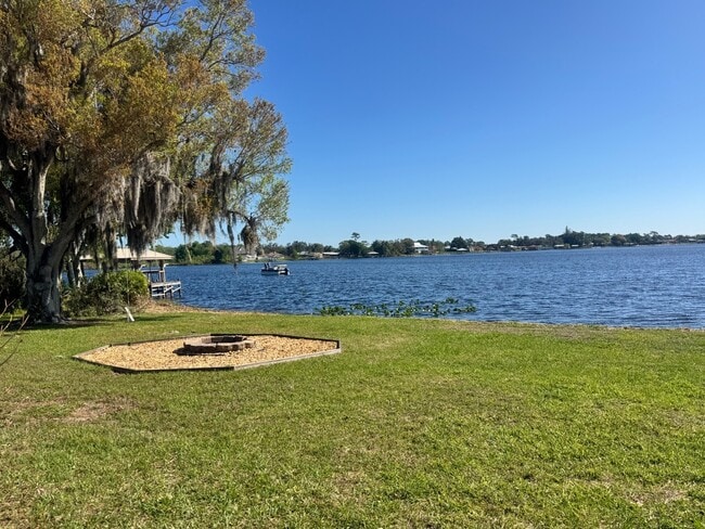 Building Photo - 734 Memorial Dr