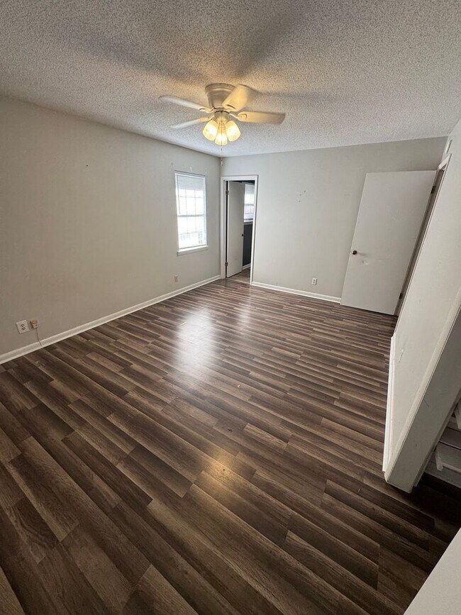 Building Photo - Minutes From Jax State and Jacksonville Ci...