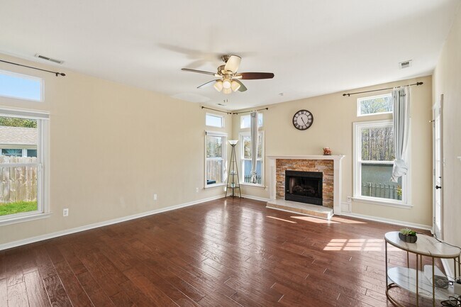 Building Photo - 1721 Chestwood Dr