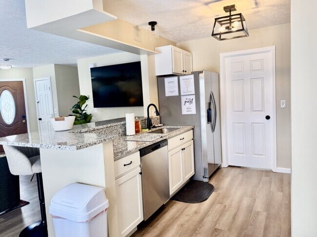 Building Photo - Freshly Renovated Home With Man Cave In Trenton OH