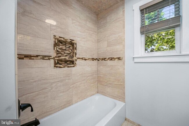 Building Photo - 457 S 6th St