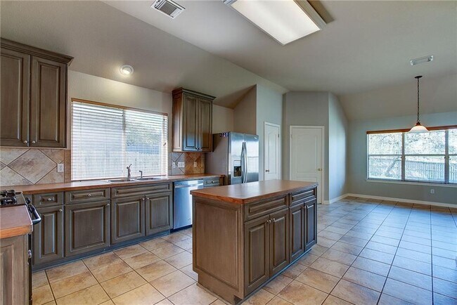 Building Photo - 120 Abbey Dr
