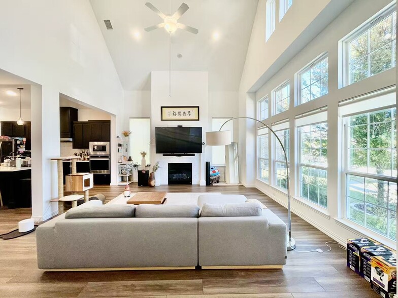 Building Photo - 8213 Bethpage Dr