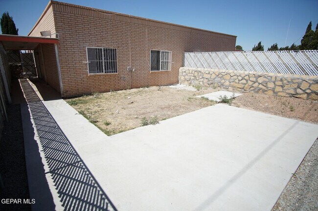 Building Photo - 10553 Kinross Ave