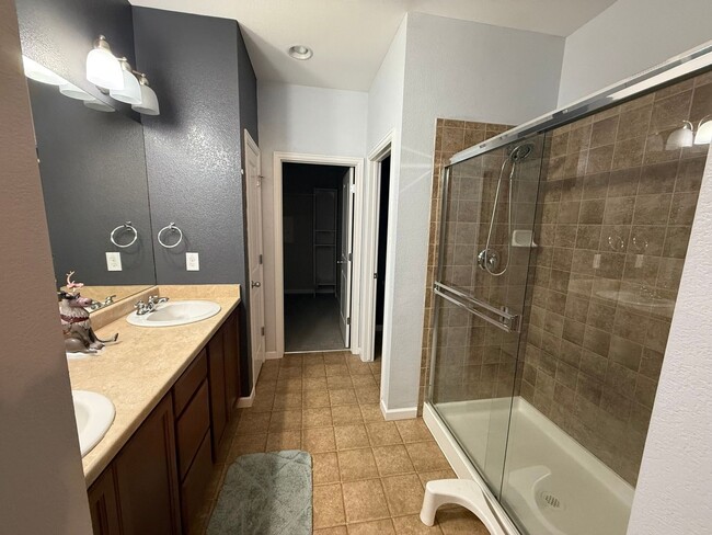 Building Photo - Charming 3BR Townhome in Golden