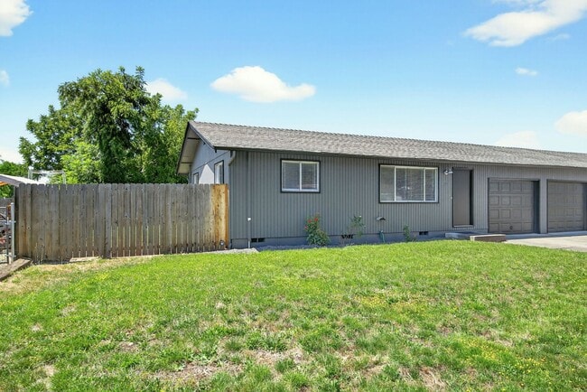 Building Photo - Modern 2-Bedroom Duplex with New Kitchen &...