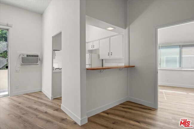 Building Photo - 10657 Holman Ave