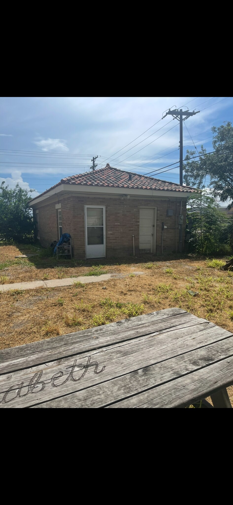 Building Photo - 208 E Ligustrum Blvd