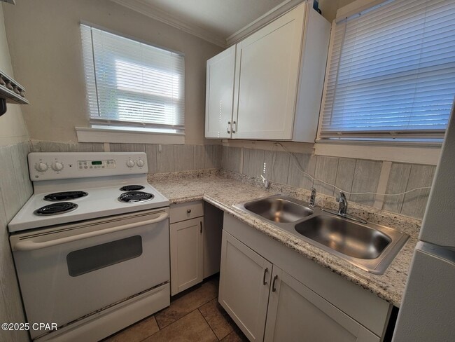 Building Photo - 131 Allen Ave