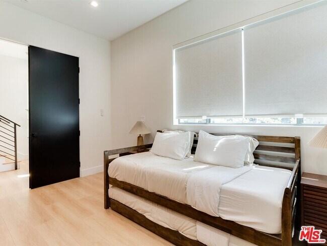 Building Photo - 5929 Hesperia Ave