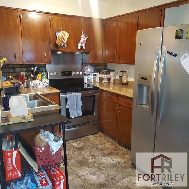 Building Photo - Spacious home for rent!