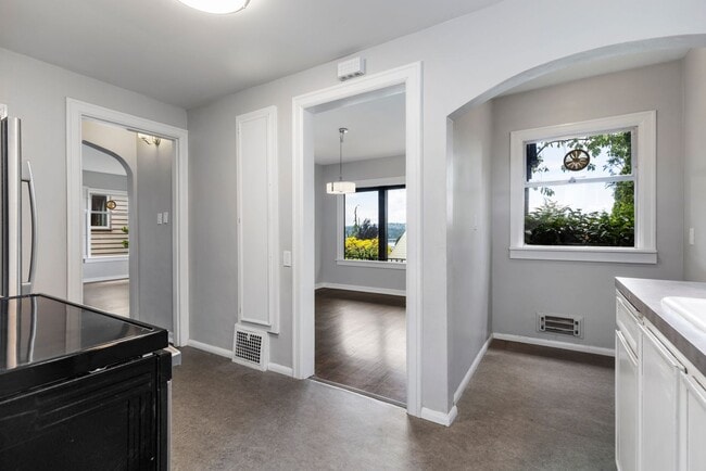 Building Photo - Historic Laurelhurst Home ~ Quiet Neighborhood~ Stunning Water View! 4 Mins to U Village/UW