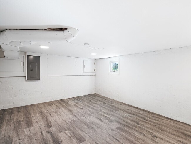 Building Photo - Gorgeous, updated 3-bdr Vernon bungalow w/...